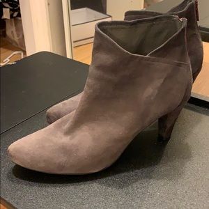 Felt grey heeled booties